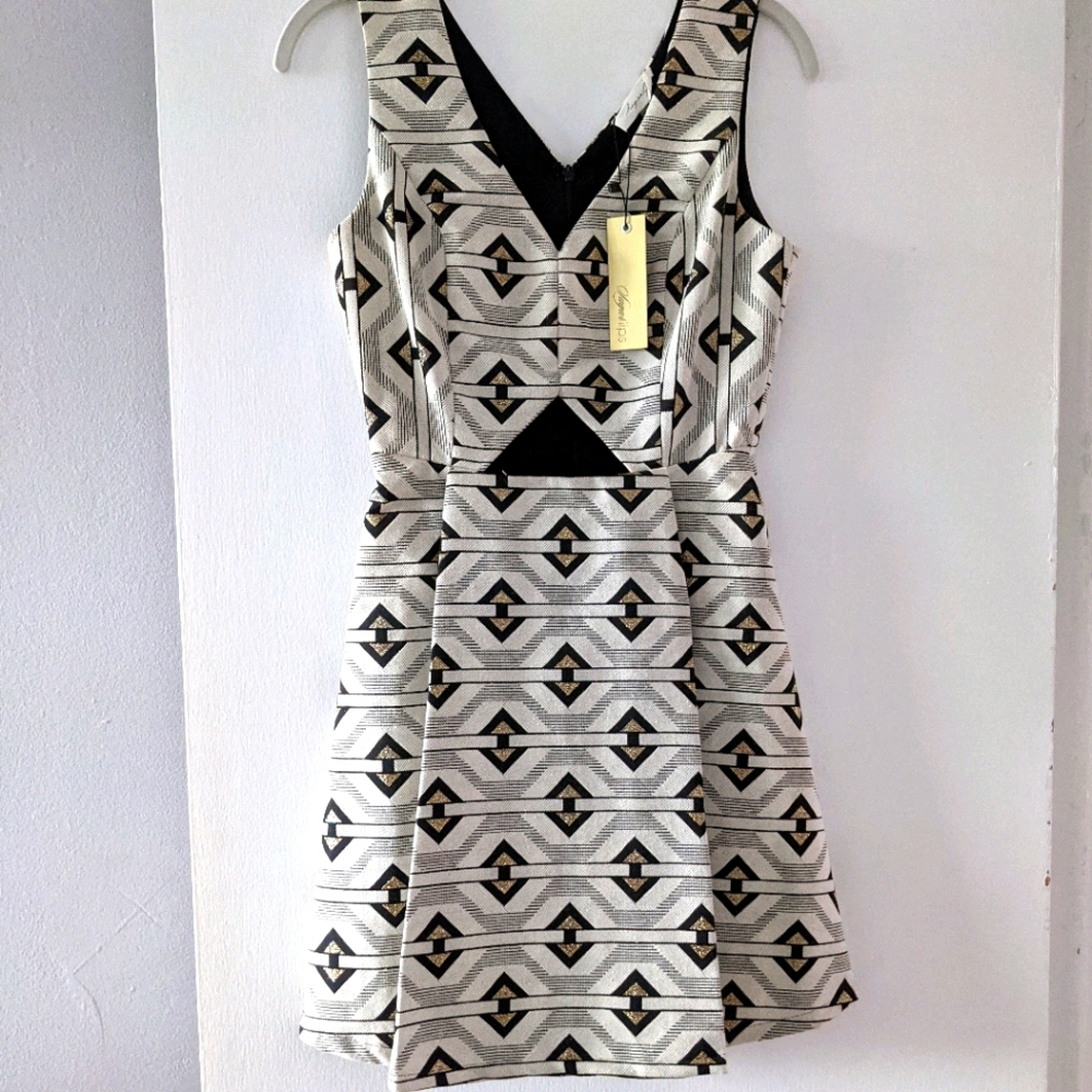 NWT!! Mini dress w cutout geometric print
